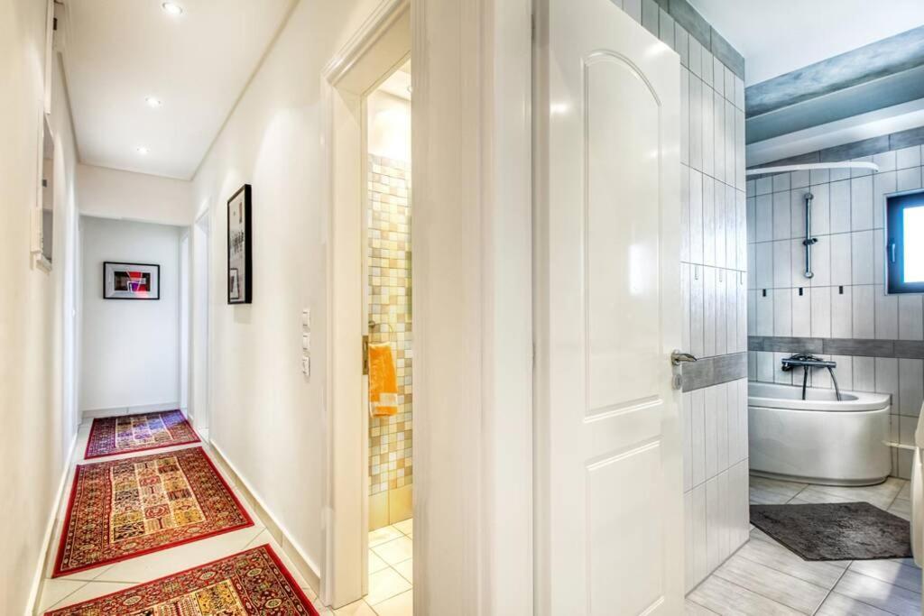 Spacious Apartment In Glyfada Close To The Sea Атина Екстериор снимка